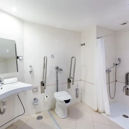 Hotel Express Lisbon Airport By Ihg 3*